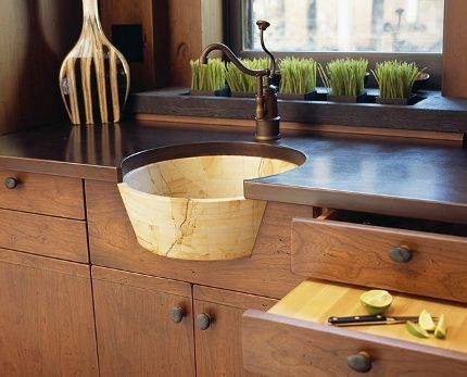 Overhanging sink