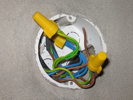 Inspección de los cables del interruptor automático.