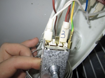 Substituição do relé térmico do refrigerador Stinol