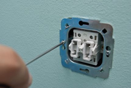 Installing the switch in the socket