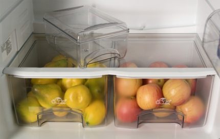 Manzanas en cajas de plástico