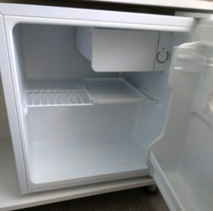 Isang solong silid ng refrigerator - mini bar