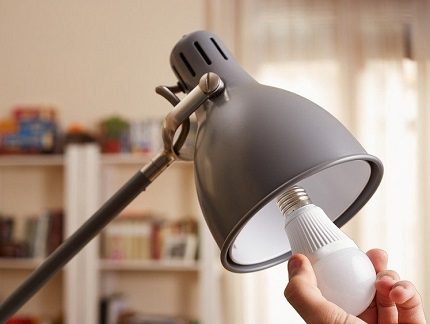 Değiştirilebilir LED ampullü armatür modeli