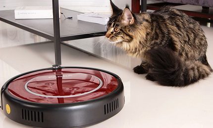 Halos ang tahimik na robot vacuum cleaner