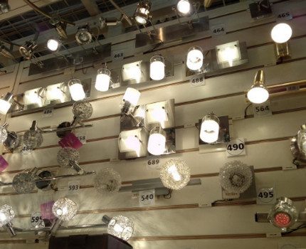 Lampes halogènes dans le magasin