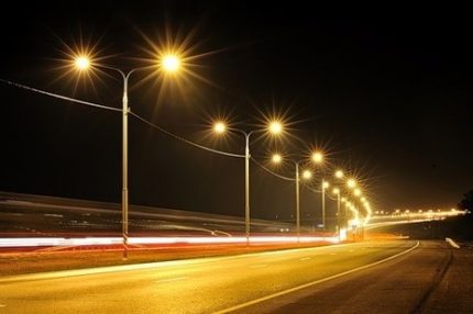 Iluminação rodoviária com lâmpadas de sódio