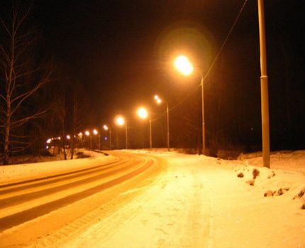 Snelwegverlichting met natriumlampen