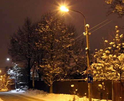 Il·luminació del carrer amb làmpades de sodi