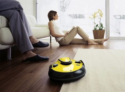 Robot hút bụi Karcher làm sạch sàn trong căn hộ