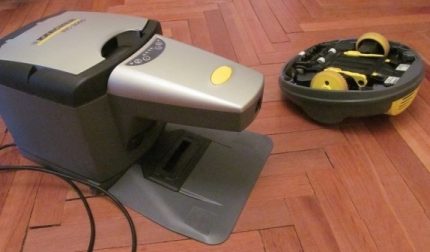 Pag-aalaga sa isang robotic mini vacuum cleaner