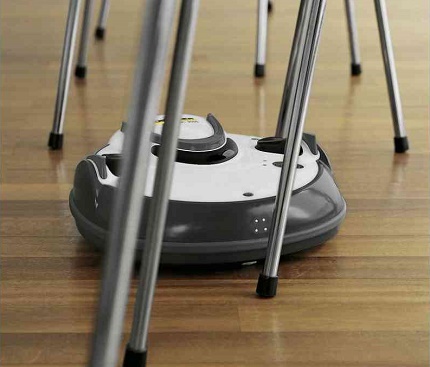 Aspirateur robot coincé dans des chaises