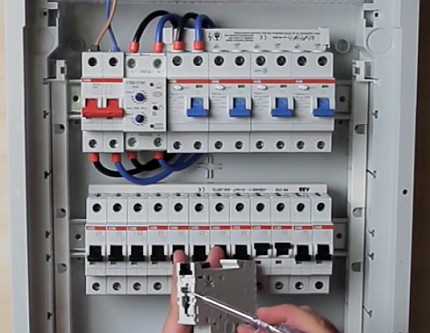 Kumplikado ng RCD at circuit breakers