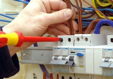 Makinenin elektrik panosuna montajı