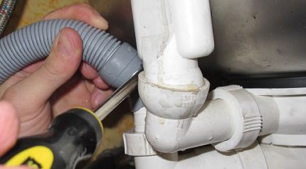 Installation of a dishwashing hose