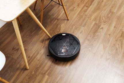 Robot vacuum cleaner sa trabaho