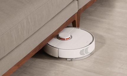 Robot vacuum cleaner sa ilalim ng kasangkapan