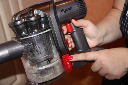 Poubelle dans l'aspirateur sans fil Dyson