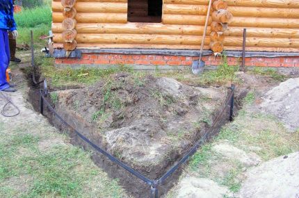 Boucle au sol près d'une maison en bois