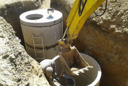 Installation af en brønd fra armeret betonringe