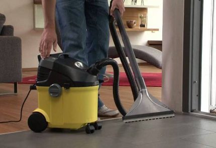 Gul Karcher rengjøringssuger