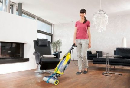 Máy hút bụi làm sạch Karcher với con lăn