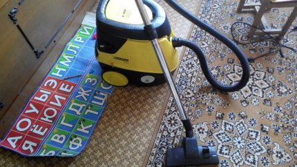 Aspirador Karcher no quarto