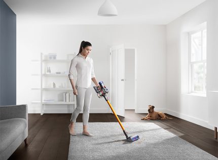 หญิงสาวกำลังดูดฝุ่นเครื่อง Dyson