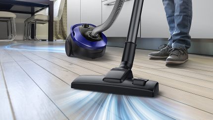 Aspirateur Samsung dans le processus de nettoyage