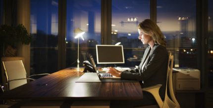 Femme travaille au bureau