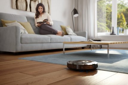 Robot hút bụi trong quá trình làm sạch laminate