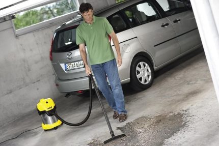 Vysávač Karcher v garáži