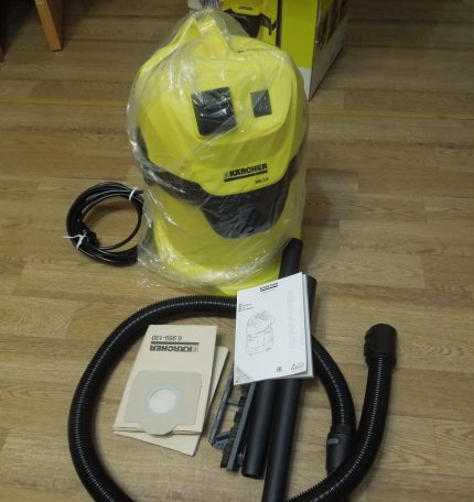 Dulkių siurblys „Karcher WD 3 Premium“ ant grindų