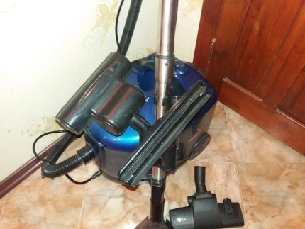 LG vacuum cleaner na may mga nozzle