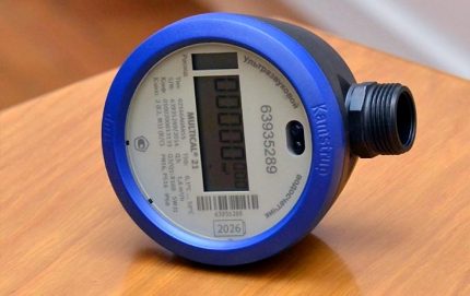 Meter air dengan paparan elektronik