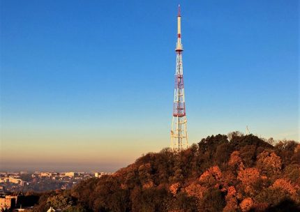 Televíziós torony a láthatáron