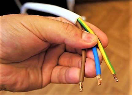 Color-coded three-core cable