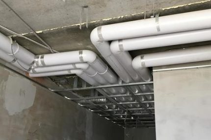 Installatie van ventilatie van plastic buizen