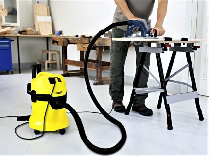 Industriële stofzuiger KARCHER MV3P tijdens bedrijf