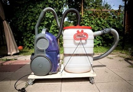 Trolley-mounted cyclone vacuum cleaner