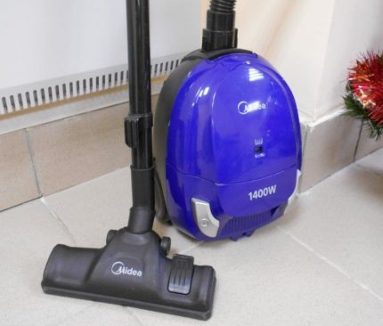 Aspirateur Midea sur sol lisse