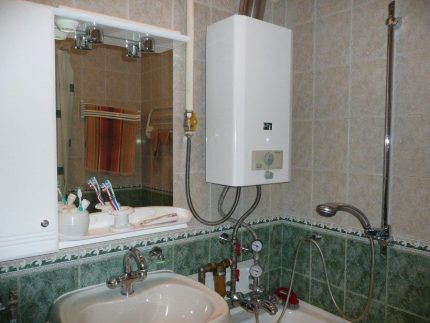 Încălzitor cu apă cu gaz în baie