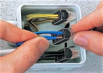 Mounting a self-locking terminal