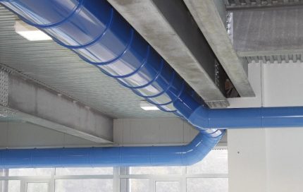 Conduits dans l'espace industriel