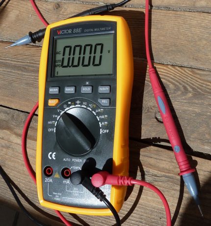 Multimeter zur Spannungsmessung im Netzwerk