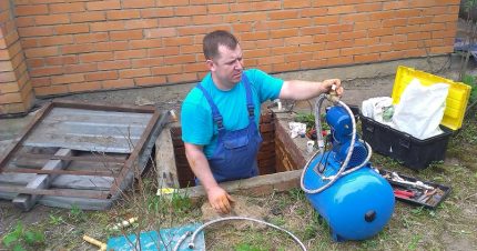 Befälhavaren monterar pumpstationen