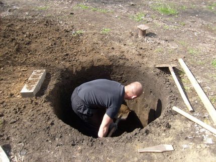 Börja med manuell grävning av en brunn