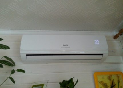 Aan de muur gemonteerde airconditioning