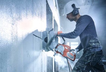 Circular saw for carving a niche in the wall