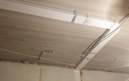 Het ventilatiesysteem monteren onder een verlaagd plafond