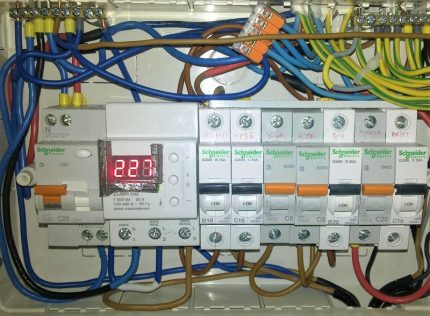 Przekaźnik napięcia na panelu elektrycznym